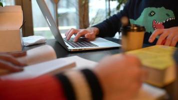 estudantes de cara e menina com laptop sentado no campus escrevem notas em um resumo video