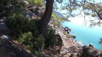 Wandern Wandern mit Gopro-Kamera auf einem felsigen Bergpfad auf der Insel Kreta video