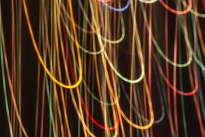 banner de fondo abstracto horizontal con bucles multicolores brillantes sobre un fondo negro. efecto foto. foto