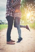 joven hipster pareja besándose en la luz del sol de verano. besar el amor de pie, pasar un buen rato juntos. foto