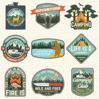 conjunto de insignias de campamento de verano. vector. concepto de insignia, parche, camisa, logotipo, estampado, sello o camiseta. diseño con oso de pesca, cuchillo, montañas, ciervos, petaca y silueta de montañas vector