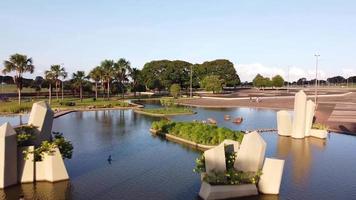 vista aerea della piazza di cristallo o del parque cristais vicino al settore militare a brasilia, brasile video