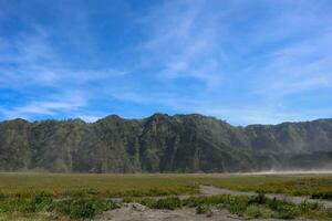 hermoso y hermoso paisaje de bromo al mediodía foto