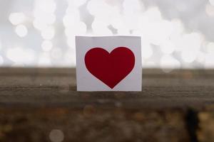 feliz día de san valentín, corazones de papel sobre fondo de madera con fondo de luces foto