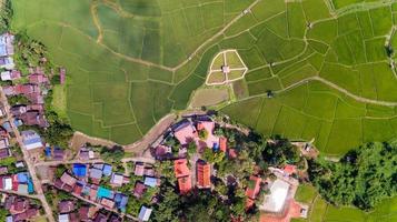 granja de arroz y pueblo, vista de pájaro foto