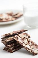 galleta de brownie con toboganes de almendras sobre fondo blanco foto