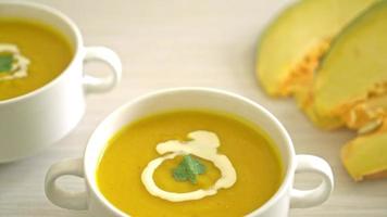 Kürbissuppe in weißer Schüssel - vegetarische und vegane Küche