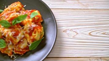 Tortellini-Nudeln mit Tomatensauce video