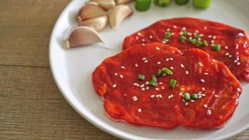 cerdo coreano marinado o cerdo fresco crudo marinado con pasta picante coreana para asar al estilo coreano