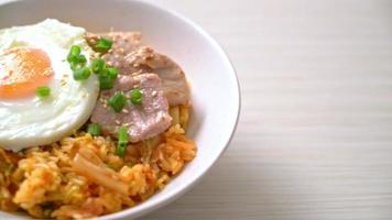 riz frit au kimchi avec œuf au plat et porc - style de cuisine coréenne video