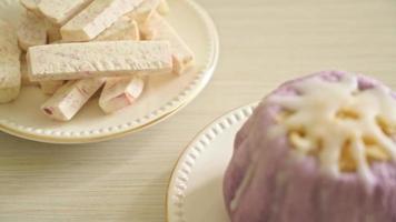 Taro-Brötchen mit weißer Zuckercreme und Nuss video