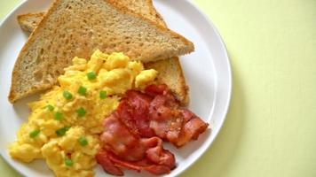 Rührei mit geröstetem Brot und Speck zum Frühstück video