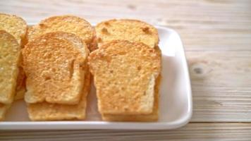 pão crocante assado com manteiga e açúcar