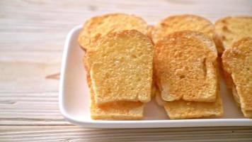 gebackenes knuspriges Brot mit Butter und Zucker video