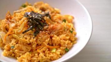 arroz frito kimchi com algas marinhas e gergelim branco - comida coreana video