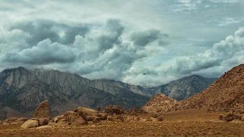 les nuages d'orage en accéléré voyagent au-dessus des montagnes de la sierra à lone pine, en californie. video