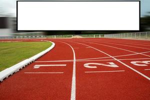 pista de atleta o pista de atletismo y pista de atletismo con esquina del campo de fútbol foto