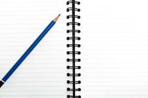 cuaderno en blanco con lápiz, concepto de negocio foto