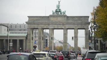 tráfico en berlín cerca de la puerta de brandenburgo - día de otoño video