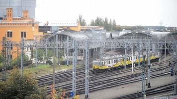 el tren local llega a la estación de tren de la ciudad de wroclaw, polonia video