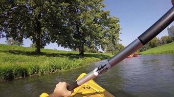 canoa su un fiume pagaia avventura per persone gemelle - video gopro