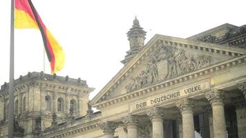 bandera de alemania en el edificio del reichstag - día nublado