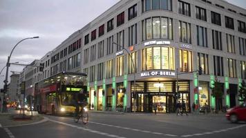 centro de la ciudad de berlín tráfico nocturno en luces nocturnas video
