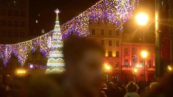 vida nocturna en la ciudad - mucha gente en una plaza de mercado en celebración de año nuevo video