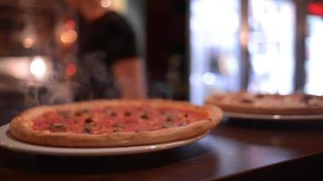 hete pizza net uit de oven in het pizzeria-restaurant van de Italiaanse keuken video