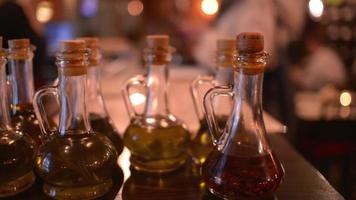 frascos con aceite de oliva en un restaurante pizzería interior video