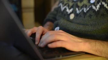 en man använder laptop arbetar outsourca hemma nära öppen spis video