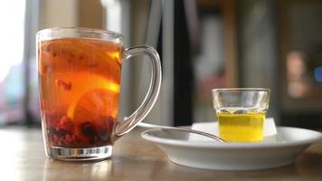 vaso de té con naranja, bayas y miel video