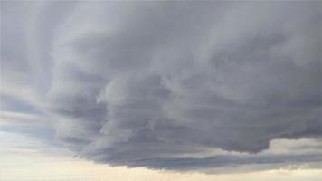 Cumulonimbus,hese clouds are capable of producing lightning and other dangerous severe weather, such as tornadoes and hailstones. photo