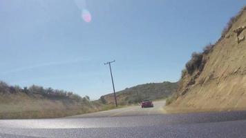 guida l'auto verso il mare su una strada della california - time lapse della fotocamera gopro video