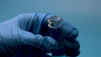 Transfusion von blauer Flüssigkeit aus einem Reagenzglas in Kolben. video