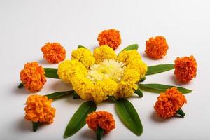 diseño de rangoli de flores de caléndula para el festival de diwali, decoración de flores del festival indio foto