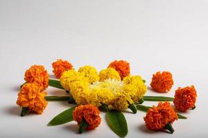 diseño de rangoli de flores de caléndula para el festival de diwali, decoración de flores del festival indio foto