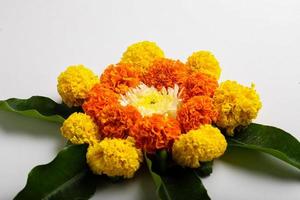 diseño de rangoli de flores de caléndula para el festival de diwali, decoración de flores del festival indio foto