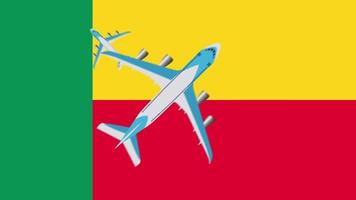 bandera de benin y aviones. animación de aviones volando sobre la bandera de benin. concepto de vuelos dentro del país y al exterior. video