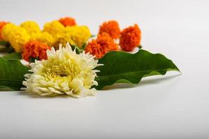 diseño de rangoli de flores de caléndula sobre fondo blanco. foto