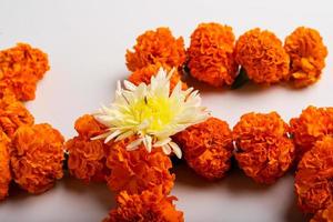 diseño de rangoli de flores de caléndula con lámparas de aceite para el festival de diwali. foto