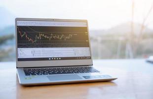 gráfico de precios de criptomonedas en el intercambio digital en la computadora portátil foto