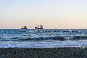 buques de carga en el horizonte del mar mediterráneo. foto