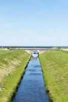 peterhof, rusia, 4 de junio de 2018 - vista del canal del mar y la bahía. foto