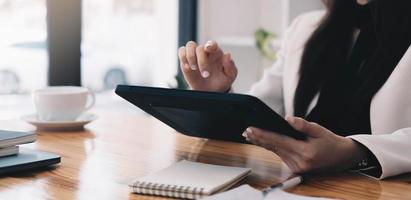 Las administradoras de fondos de mujeres asiáticas consultan y discuten sobre el análisis del mercado de valores de inversión y la conferencia por tableta digital. foto