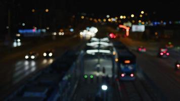 vida na cidade tráfego de carro embaçado à noite video