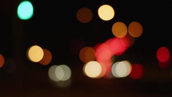la vita di città sfoca il traffico automobilistico di notte video