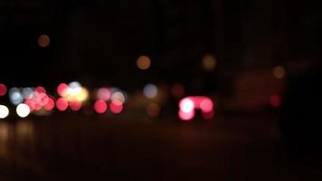 circulation automobile floue de la vie en ville la nuit video