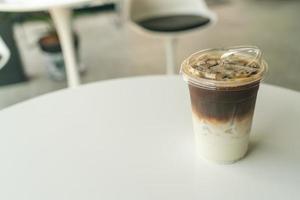 Taza de café con leche helado en la mesa foto