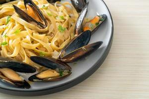 linguine spaghetti pasta vongole white wine sauce photo